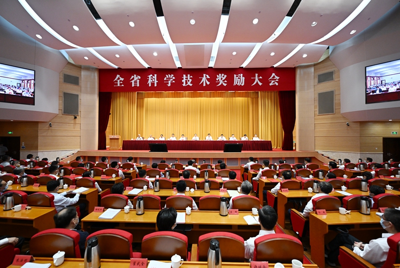 圖為江蘇省科學(xué)技術(shù)獎勵大會現(xiàn)場。吳勝攝