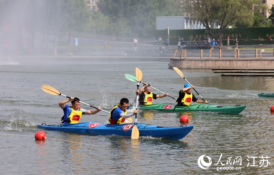 夏日清晨，一艘艘色彩鮮艷的賽艇和槳板在伯瀆河畔穿梭。朱剛?cè)簲z
