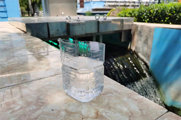 在邯鄲市雞澤縣藍天污水處理廠，污水經(jīng)過處理后清澈透明。鄭佳欣攝