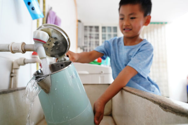 在峰峰礦區(qū)彭城鎮(zhèn)羊角鋪村村民家中，清澈甘甜的飲用水從水管中流出。峰峰礦區(qū)區(qū)委宣傳部供圖