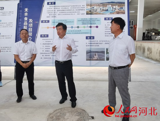 黨曉龍在禾豐項目現(xiàn)場鼓勵大家以商招商。 人民網(wǎng) 張繼航攝