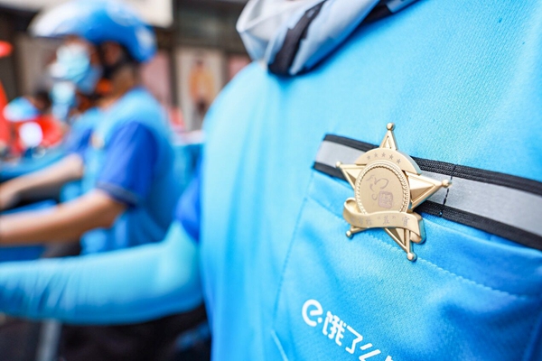 外賣(mài)員佩戴城市檢“茬”官徽章。盛義攝