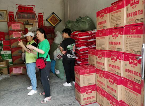 湖南省永州市江華瑤族自治縣越野e族江華中隊17輛越野車，滿載著永州市星望混凝土有限公司捐贈的7萬元物資送達江華瑤族自治縣蔚竹口鄉(xiāng)磨刀村。受訪單位供圖