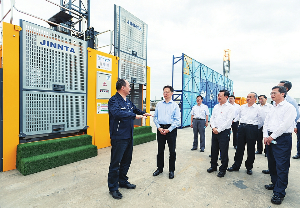 六月二十八日，中共中央政治局常委、國務(wù)院副總理韓正到山西太原調(diào)研，主持召開煤炭清潔高效利用專題座談會并講話。這是韓正走進(jìn)山西建筑產(chǎn)業(yè)現(xiàn)代化瀟河園區(qū)，察看綠色智能建筑裝備制造基地建設(shè)情況。新華社記者翟健嵐攝