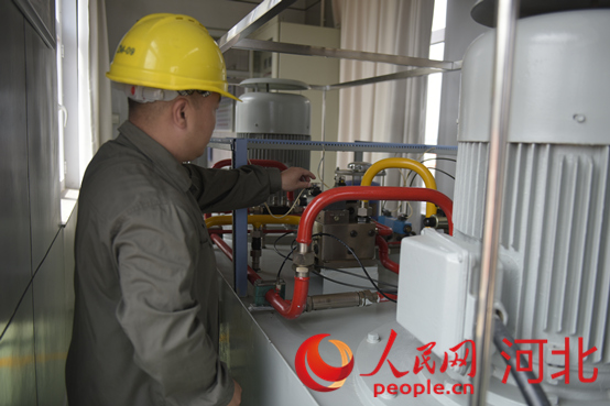 黃壁莊水庫事務(wù)中心工作人員在檢查溢洪道表口工作閘門啟臂機。人民網(wǎng)祝龍超攝