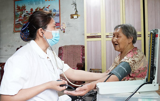 護(hù)理團隊醫(yī)生為老人測量血壓。 陳佳兵攝