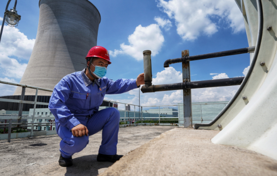 河北涿州京源熱電有限責(zé)任公司技術(shù)人員正在對設(shè)備進行檢驗排查。劉楊攝