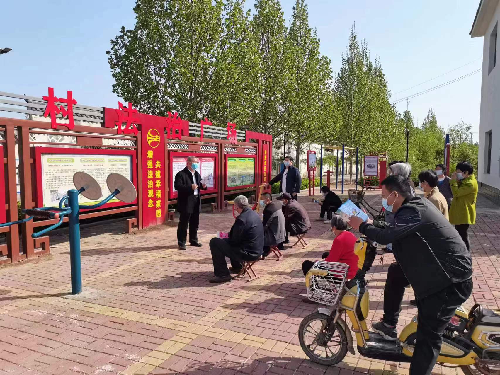 邢臺(tái)市臨西縣司法局工作人員走近群眾進(jìn)行普法宣傳。 孟凡儒攝