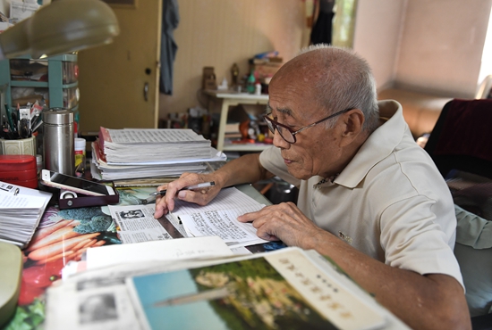 劉萬舉撰寫學黨史心得筆記。 受訪者供圖