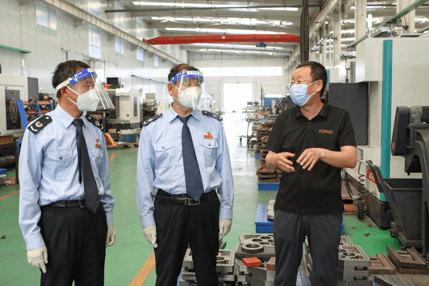 河北豐南區(qū)稅務局工作人員就組合式稅費支持政策落實情況走訪轄區(qū)納稅人。 王娜攝