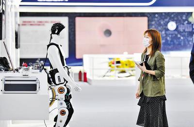 近日，第六屆世界智能大會(huì)在天津開幕，圖為參會(huì)嘉賓參觀天津制造業(yè)立市展。 新華社記者 趙子碩攝