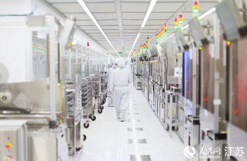 在希捷國際科技（無錫）有限公司生產(chǎn)車間，技術(shù)人員正在巡查作業(yè)。新吳區(qū)委宣傳部供圖