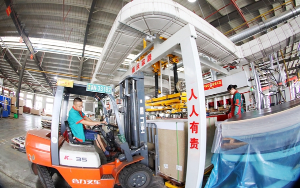 沭陽縣一公司車間內(nèi)一派緊張有序的繁忙景象。沭陽縣委宣傳部供圖