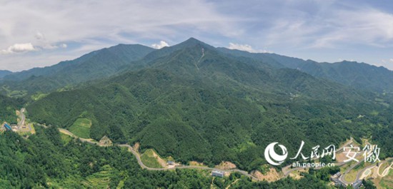 大別山旅游扶貧快速通道。人民網(wǎng) 陳若天攝