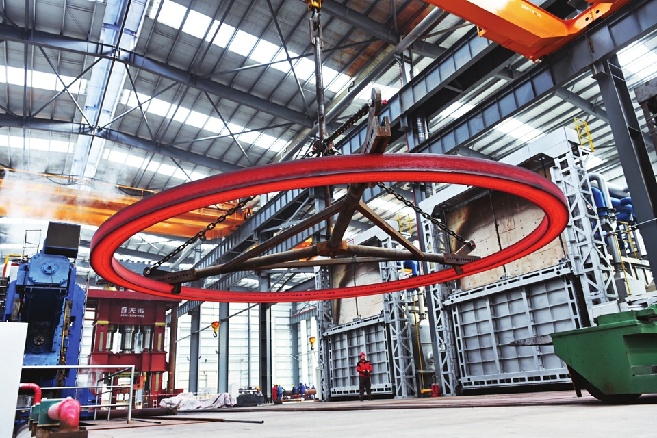 定襄縣作為太忻一體化經(jīng)濟(jì)區(qū)建設(shè)的12個(gè)先行啟動(dòng)區(qū)之一，借助發(fā)展機(jī)遇，全力延長(zhǎng)產(chǎn)業(yè)鏈條、補(bǔ)齊產(chǎn)業(yè)短板、培育優(yōu)質(zhì)市場(chǎng)主體、拓寬應(yīng)用領(lǐng)域，進(jìn)軍高精尖應(yīng)用行業(yè)。 記者孫榮祥攝