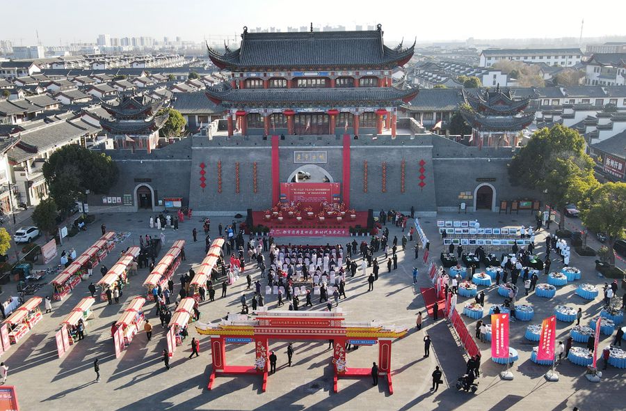 城門掛春聯(lián)，金湖沖刺“開門紅”。陳義寶攝