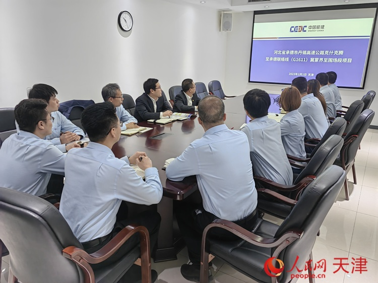 近日，中能建路橋工程有限公司領(lǐng)導(dǎo)班子成員與員工開會(huì)討論，如何根據(jù)今年的項(xiàng)目招聘合適的優(yōu)秀人才。  人民網(wǎng) 孫翼飛攝