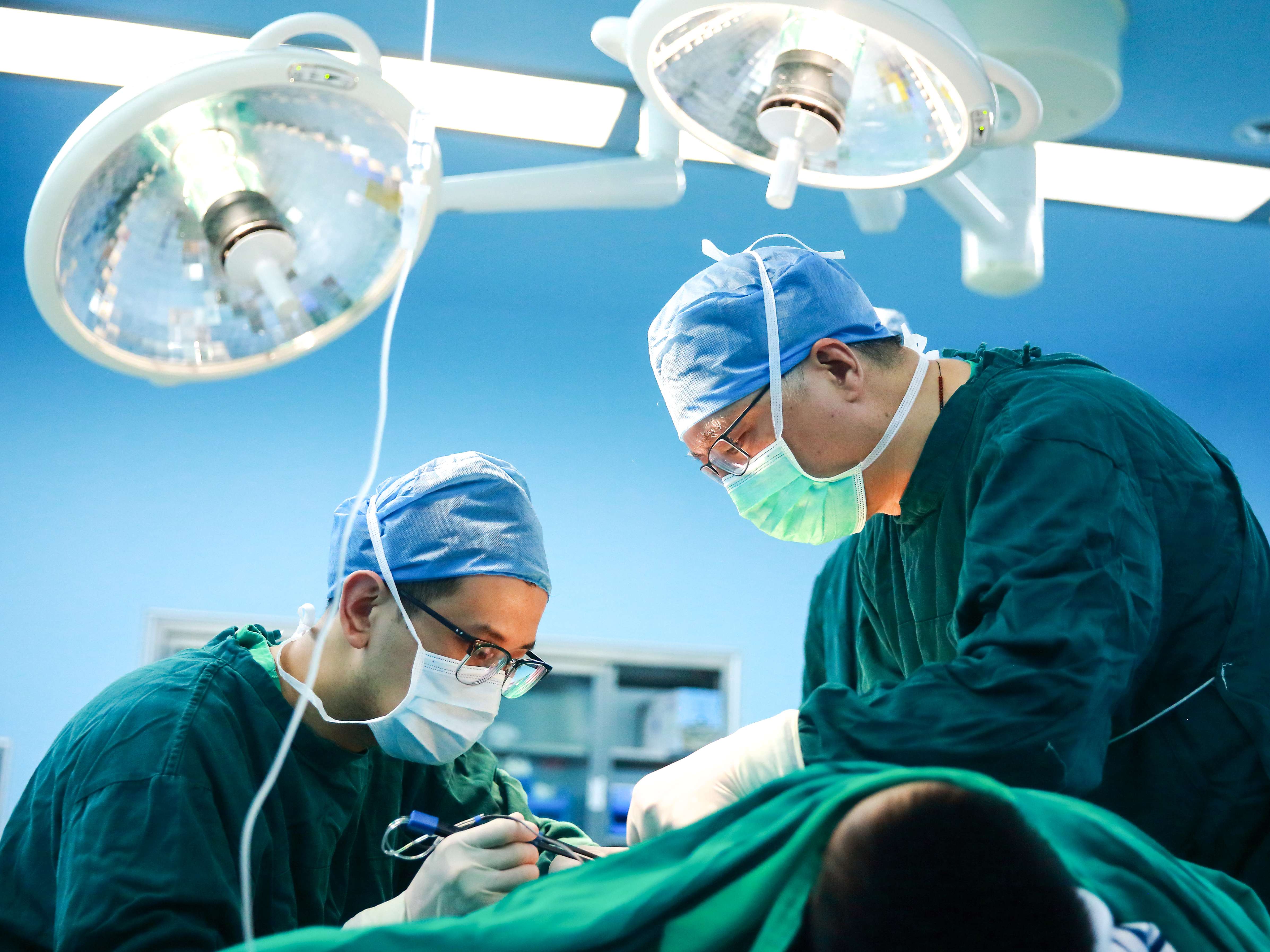 江南大學(xué)附屬醫(yī)院燒創(chuàng)傷診療中心主任呂國忠工作現(xiàn)場。受訪者供圖