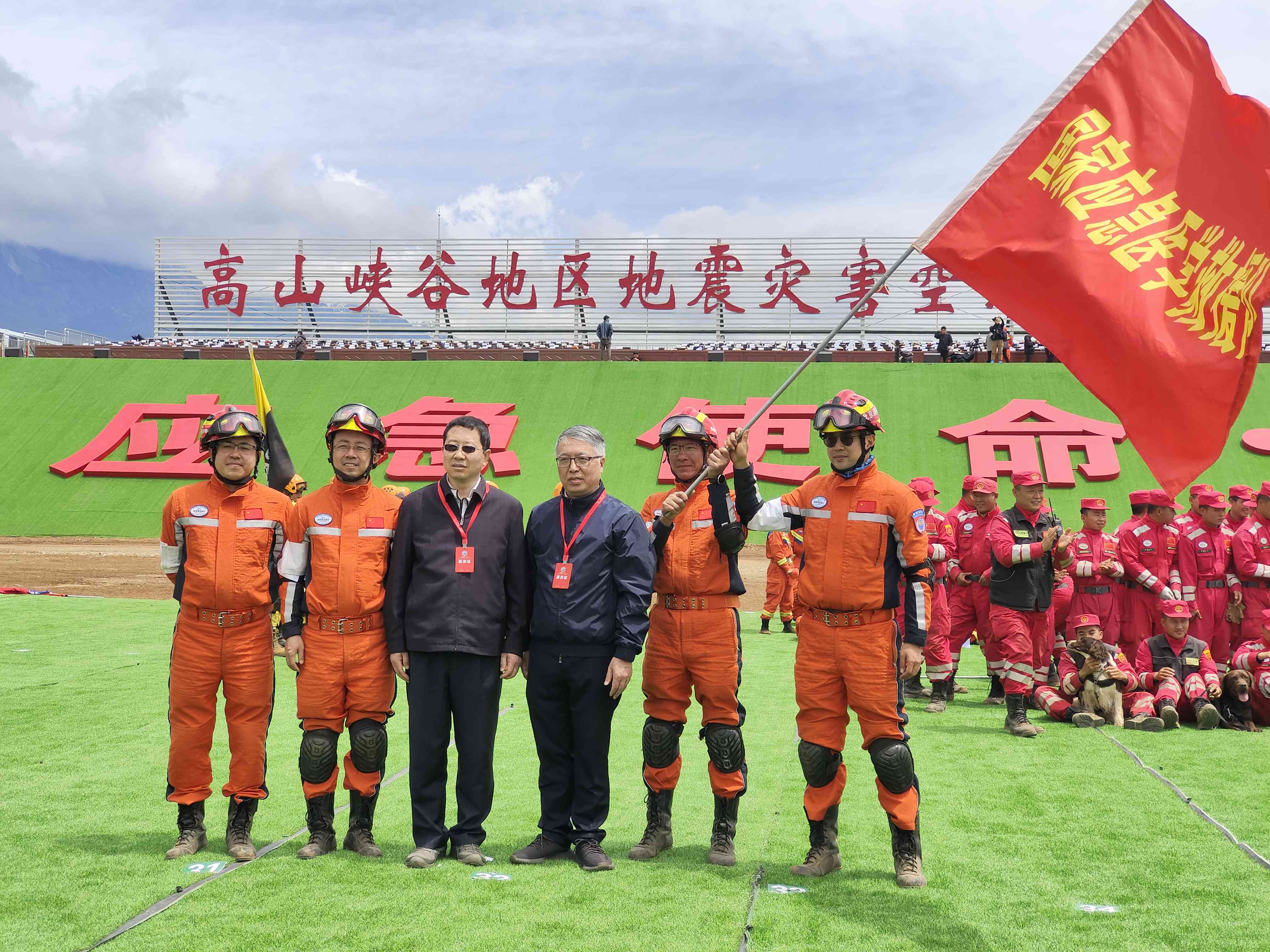 呂國忠以總領(lǐng)隊(duì)身份，帶領(lǐng)國家應(yīng)急醫(yī)學(xué)救援隊(duì)演練。受訪者供圖