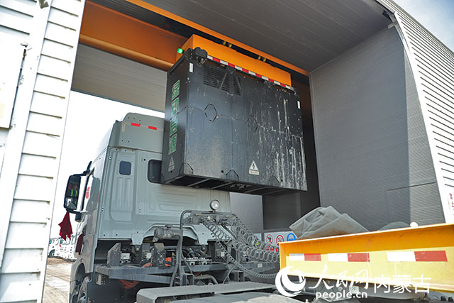 萬(wàn)利新能源數(shù)字陸港里，正在充換電站進(jìn)行換電的重卡。人民網(wǎng)記者 趙夢(mèng)月攝