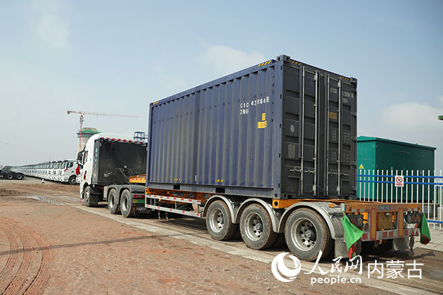新能源重卡采用集裝箱運(yùn)輸。人民網(wǎng)記者 趙夢(mèng)月攝
