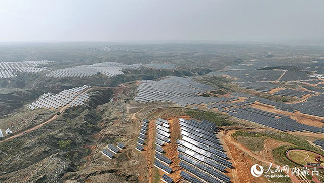 伊金霍洛旗天驕綠能50萬(wàn)千瓦采煤沉陷區(qū)生態(tài)治理光伏發(fā)電示范項(xiàng)目。人民網(wǎng) 孟佳澍攝