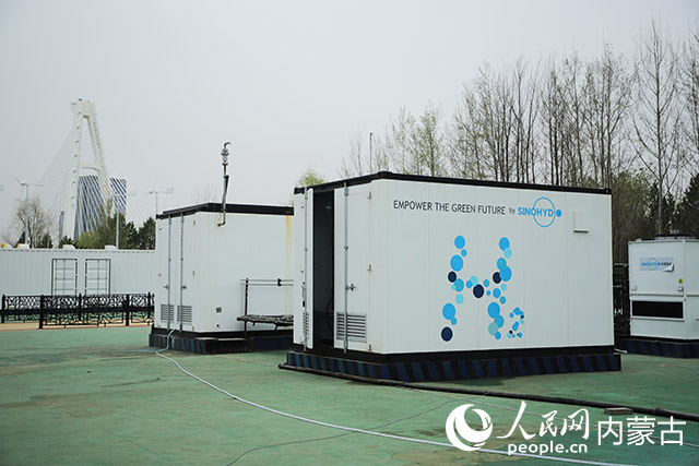 鄂爾多斯碳中和研究院內(nèi)的制氫設(shè)備。人民網(wǎng)記者 趙夢(mèng)月攝