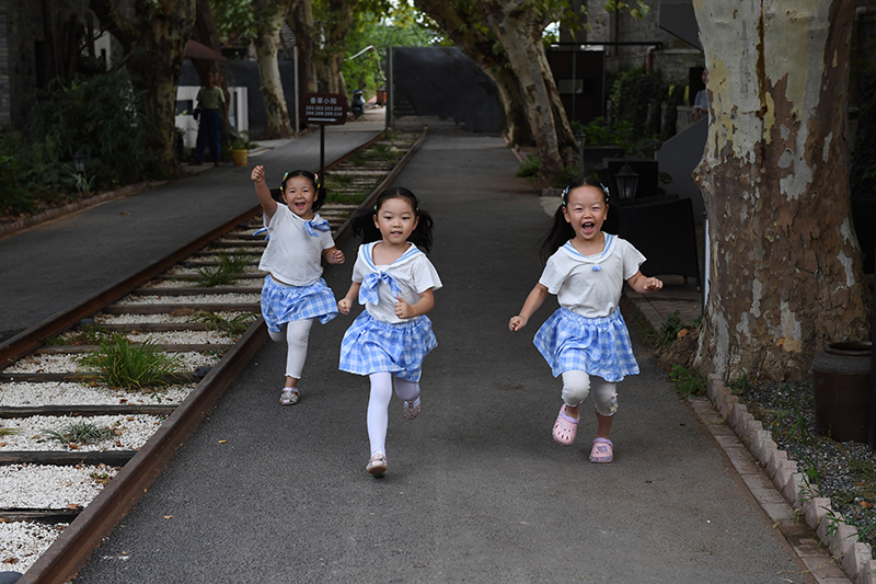 由礦場家屬區(qū)改造而來的“鮮花小院”民宿，深受孩子們的喜愛。吳芳攝