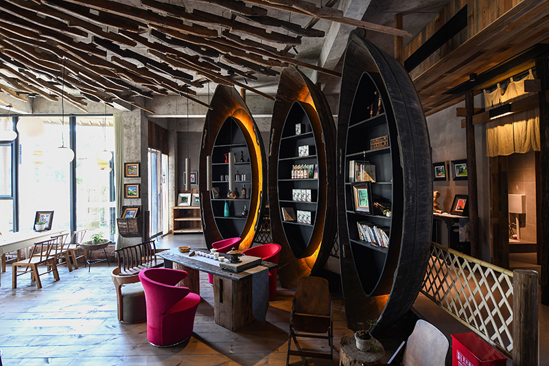 漁船、船槳……花田·僑鄉(xiāng)里的裝飾材料，多是從當(dāng)?shù)靥詠淼呐f物。 吳芳攝