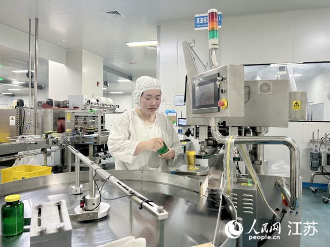 工作人員在操作檢測儀器。人民網(wǎng) 王丹丹攝