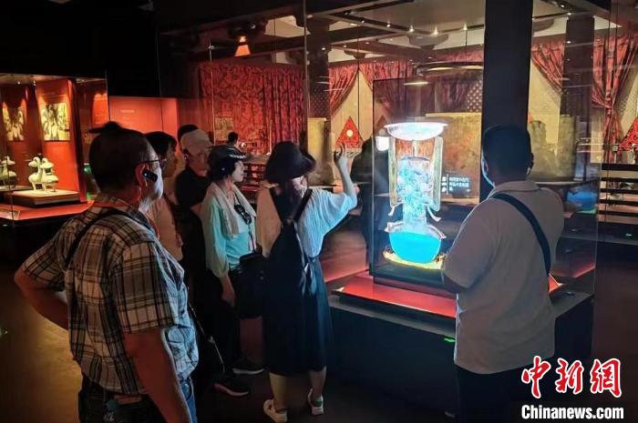 圖為臺(tái)灣新北市永和區(qū)里長(zhǎng)聯(lián)誼會(huì)江西參訪團(tuán)一行在南昌漢代?；韬顕z址博物館內(nèi)參觀展出的珍貴文物?！●樞↓?攝