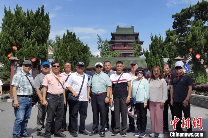 圖為臺(tái)灣新北市永和區(qū)里長(zhǎng)聯(lián)誼會(huì)江西參訪團(tuán)一行在南昌滕王閣前合影?！×鴷缘?攝