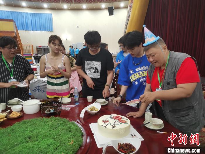 圖為內(nèi)蒙古臺辦為臺胞過生日。　李愛平 攝