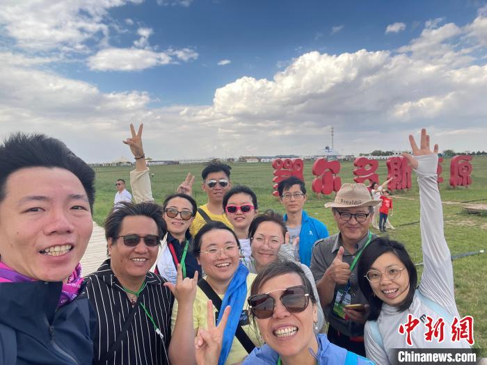 圖為臺胞在鄂爾多斯草原合影。　葉冠賢 攝