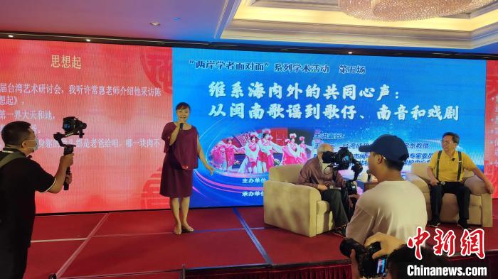 歌仔說唱非遺傳承人張月萍女士現(xiàn)場演唱?！罘?攝