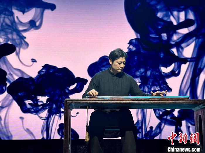 臺灣老師林法演奏《廣陵散》?！堺惥?攝