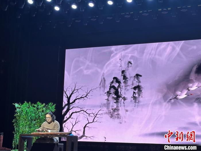 閩派古琴名家陳志強演奏一曲《流水》?！堺惥?攝