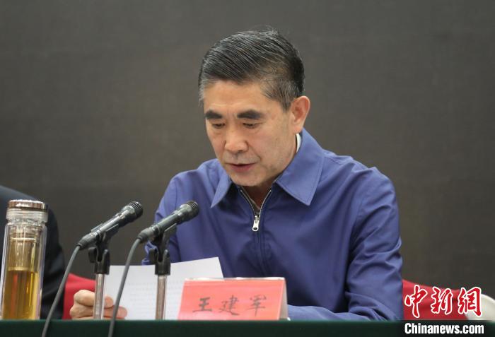 圖為青海省委書記王建軍出席會議并作講話?！?zhí)砀?攝