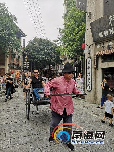 馮小剛電影公社里體驗(yàn)“黃包車”的游客。南海網(wǎng)記者 蘇靚 攝