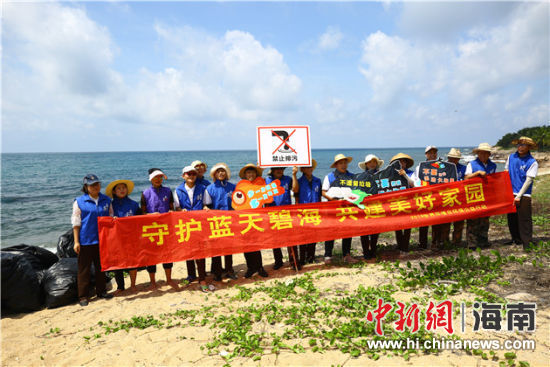 環(huán)保志愿者呼吁停止隨地扔垃圾、破壞環(huán)境等不文明行為。