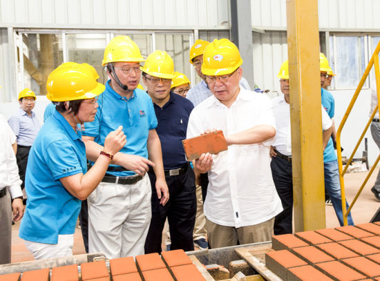 2019年6月21日下午，省長沈曉明在三亞建筑廢棄物綜合利用廠，查看用建筑廢棄物綜合處理后制成的再生水泥磚。海南日報記者 宋國強 攝