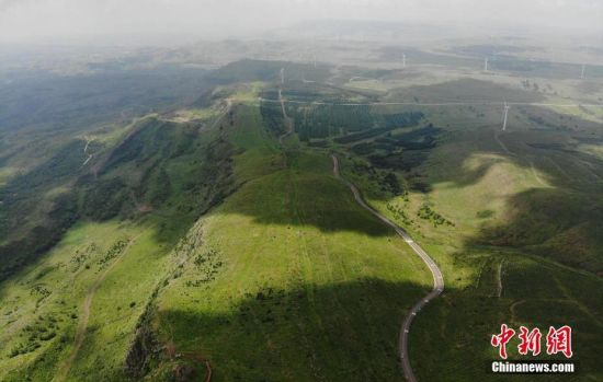 6月28日，夏日鏡頭下的河北張家口張北“草原天路”蜿蜒曲折。 中新社記者 楊艷敏 攝