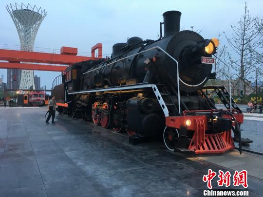 公園內(nèi)保留布置了蒸汽時代火車頭?！「呒t超 攝