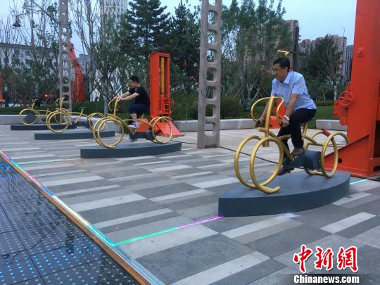 市民使用公園內(nèi)的健身設(shè)施?！「呒t超 攝