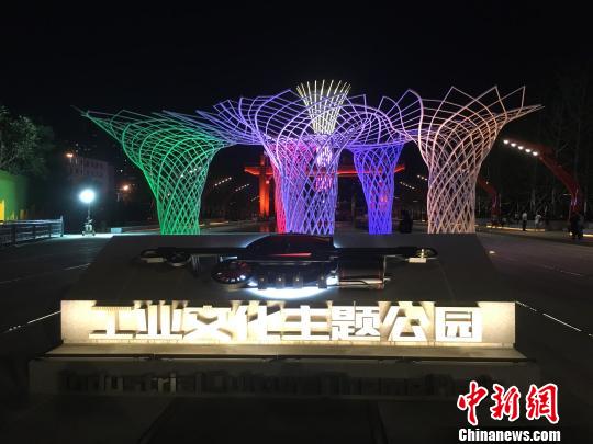 夜晚，奧運“五色樹”的燈光。　高紅超 攝