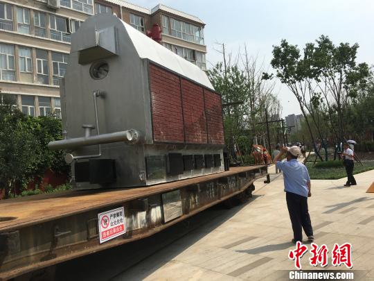 公園內(nèi)陳列著臥式蒸汽鍋爐等工業(yè)產(chǎn)品?！「呒t超 攝