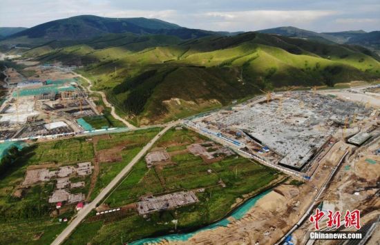 6月28日，航拍鏡頭下的河北張家口冬奧會太子城冰雪小鎮(zhèn)項目。太子城冰雪小鎮(zhèn)項目位于2022年冬奧會張家口賽區(qū)核心區(qū)，連接張家口賽區(qū)云頂和古楊樹兩個競賽場館群，建成后將承擔賽時核心區(qū)配套保障功能，提供冬奧頒獎、貴賓接待、交通換乘、休閑娛樂等服務(wù)，賽后將成為一座國際化四季度假小鎮(zhèn)。 中新社記者 楊艷敏 攝