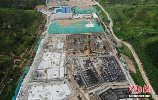 6月28日，航拍鏡頭下的河北張家口冬奧會太子城冰雪小鎮(zhèn)項目。太子城冰雪小鎮(zhèn)項目位于2022年冬奧會張家口賽區(qū)核心區(qū)，連接張家口賽區(qū)云頂和古楊樹兩個競賽場館群，建成后將承擔賽時核心區(qū)配套保障功能，提供冬奧頒獎、貴賓接待、交通換乘、休閑娛樂等服務(wù)，賽后將成為一座國際化四季度假小鎮(zhèn)。 中新社記者 楊艷敏 攝