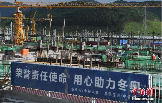 6月28日，河北張家口冬奧會太子城冰雪小鎮(zhèn)項目現(xiàn)場。太子城冰雪小鎮(zhèn)項目位于2022年冬奧會張家口賽區(qū)核心區(qū)，連接張家口賽區(qū)云頂和古楊樹兩個競賽場館群，建成后將承擔賽時核心區(qū)配套保障功能，提供冬奧頒獎、貴賓接待、交通換乘、休閑娛樂等服務(wù)，賽后將成為一座國際化四季度假小鎮(zhèn)。 中新社記者 楊艷敏 攝