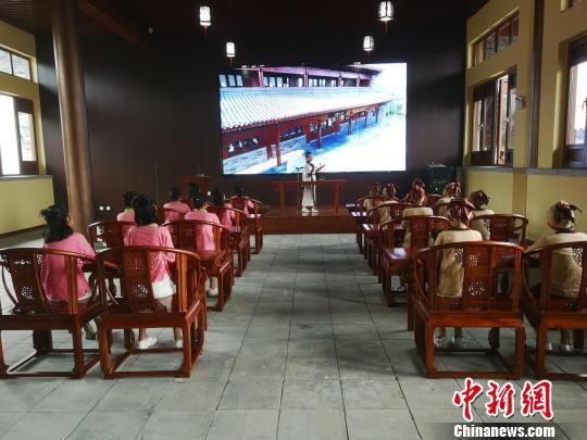 學(xué)生們?cè)诖笤瓡?shū)院誦讀國(guó)學(xué)經(jīng)典?！⊥貔i 攝